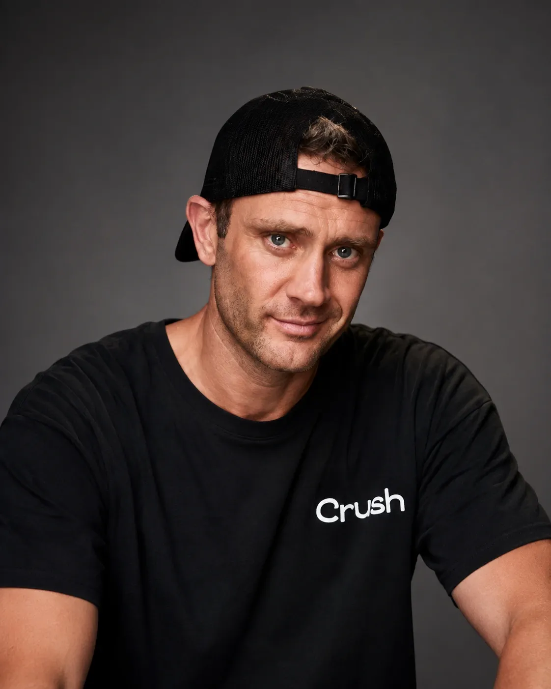 Пол Шеперд, основатель Crush, в чёрной футболке Crush и кепке козырьком назад